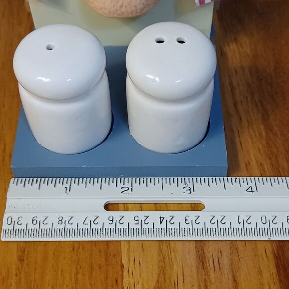 Country Piggy On A Wood Windowsill Picket Fence Ceramic Salt Pepper Shakers - Picture 6 of 7